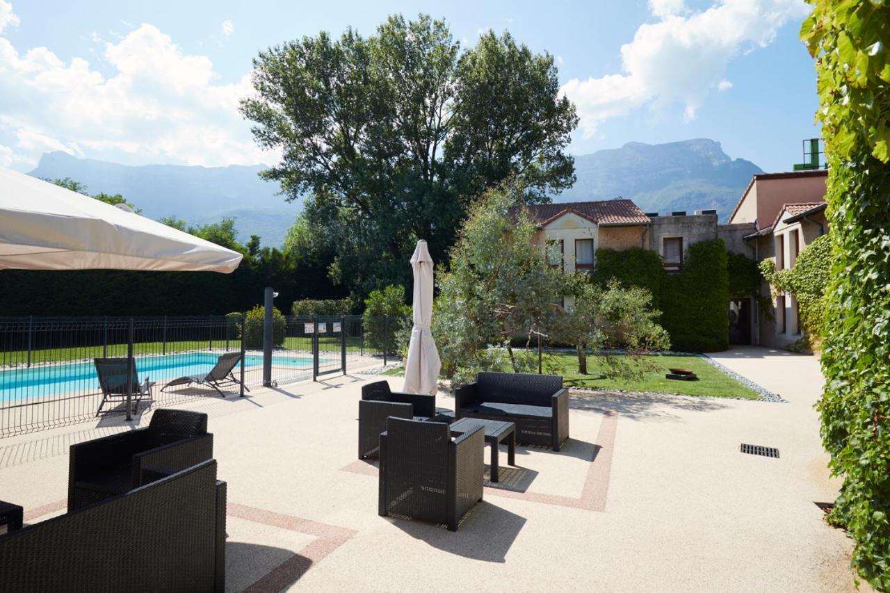 Logis Des Trois Massifs Hotel Claix  Buitenkant foto
