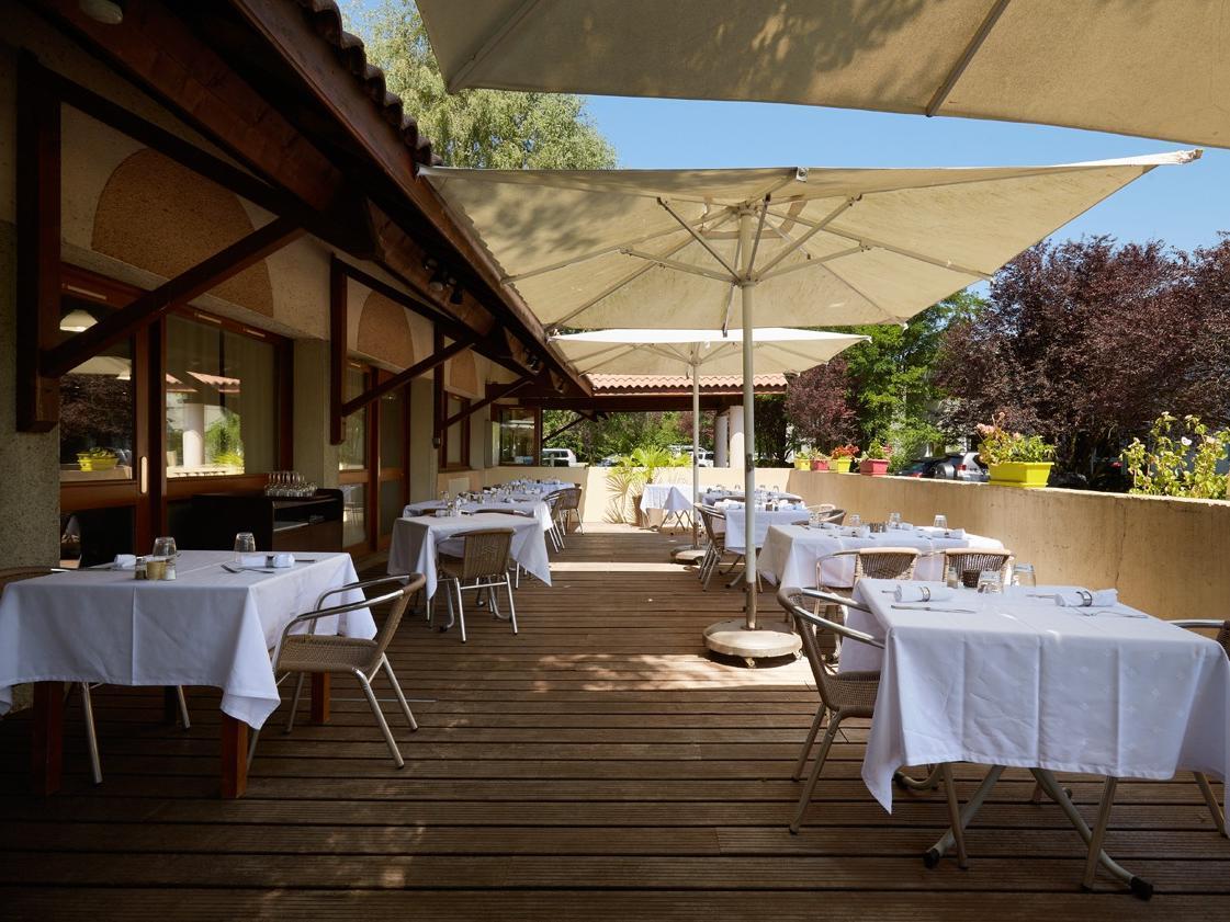 Logis Des Trois Massifs Hotel Claix  Buitenkant foto