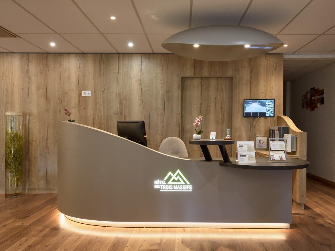 Logis Des Trois Massifs Hotel Claix  Buitenkant foto