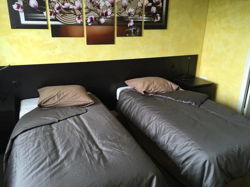 Logis Des Trois Massifs Hotel Claix  Buitenkant foto